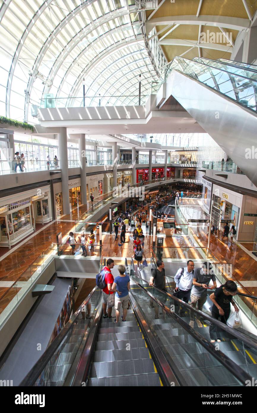 Im Einkaufszentrum Shoppes in Marina Bay Sands in Singapur. Stockfoto