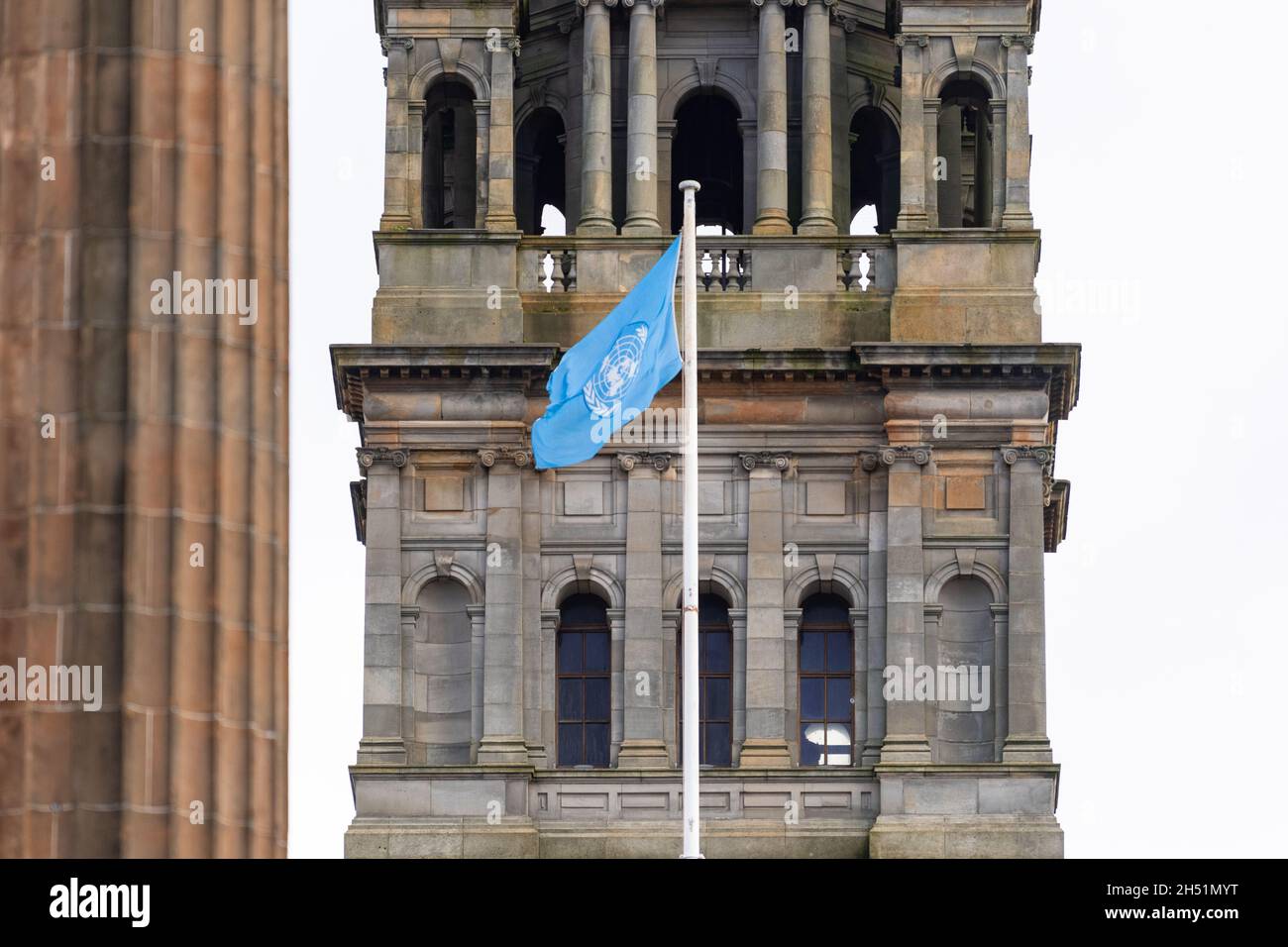 Glasgow, Schottland, Großbritannien. November 2021. Jugendklimaktivisten marschieren und Reden im Bild: Flagge der Vereinten Nationen, die bei den Stadtkammern am George Square während der Reden am Ende der Kundgebung fliegt Kredit: Kay Roxby/Alamy Live News Stockfoto