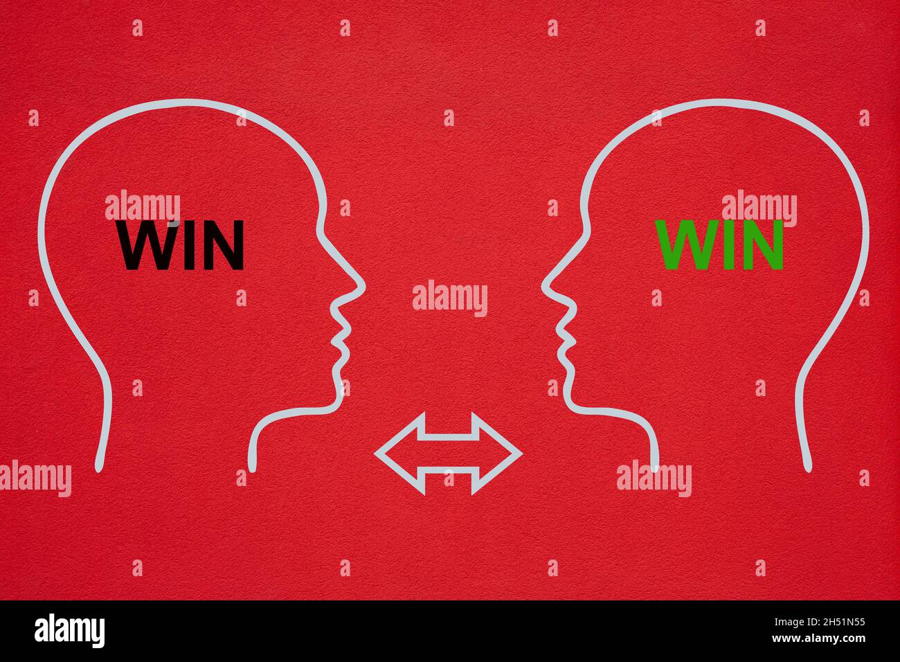 Zwei Umrisse von Köpfen in Weiß stehen einander gegenüber. In den Gesichtern steht der Text WIN WIN IN Schwarz und gree auf dem karmesinroten Hintergrund. Zwei Pfeile zeigen Stockfoto
