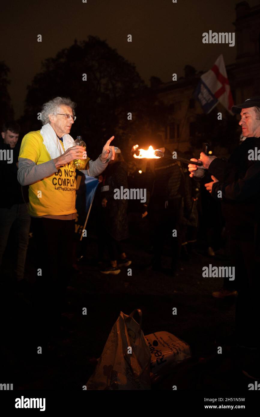 London, Großbritannien, 5. November 2021 Piers Corbyn beim Feueratmen auf dem Million Mask March in Parlament Square : Credit Quan Van Alamy News Credit: Giovanni Q/Alamy Live News Stockfoto