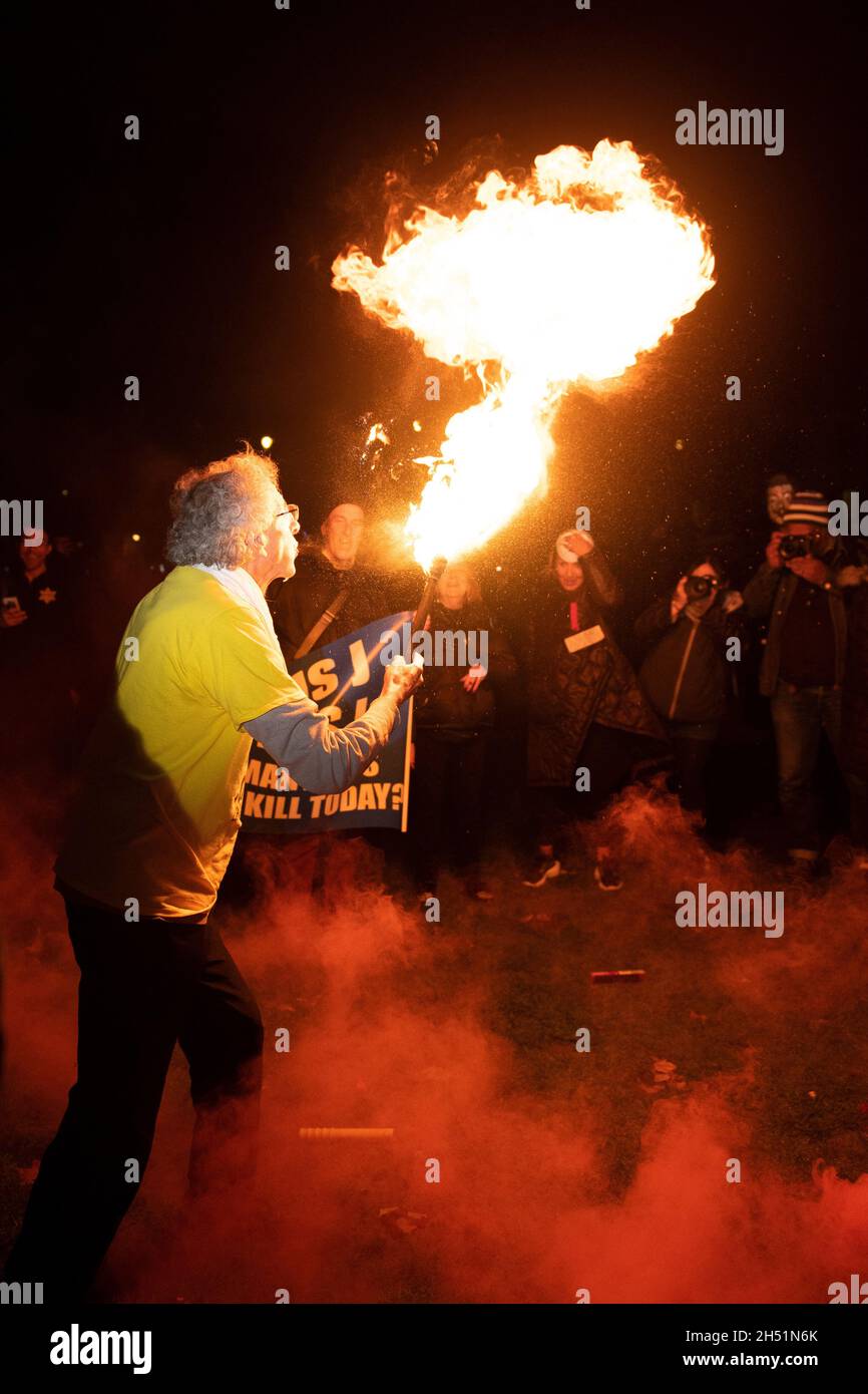 London, Großbritannien, 5. November 2021 Piers Corbyn beim Feueratmen auf dem Million Mask March in Parlament Square : Credit Quan Van Alamy News Credit: Giovanni Q/Alamy Live News Stockfoto