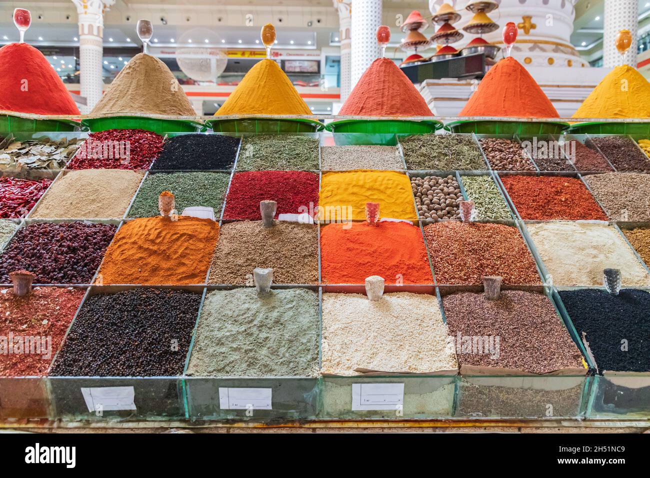 Duschanbe, Tadschikistan. Gewürze zum Verkauf auf dem Mehrgon-Markt in Duschanbe. Stockfoto