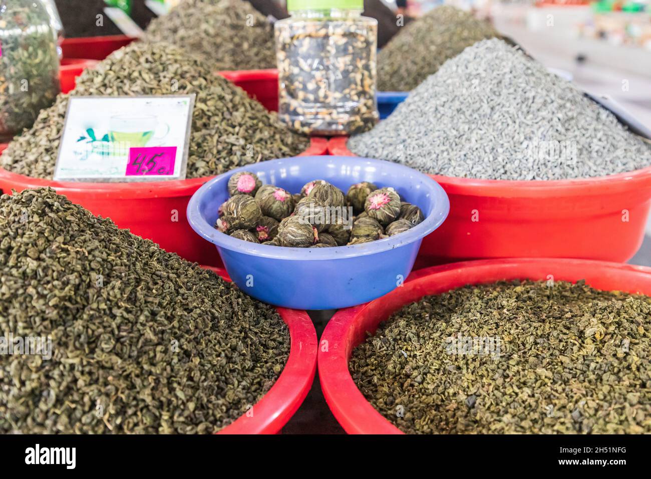 Duschanbe, Tadschikistan. Tees zum Verkauf auf dem Mehrgon Markt in Duschanbe. Stockfoto