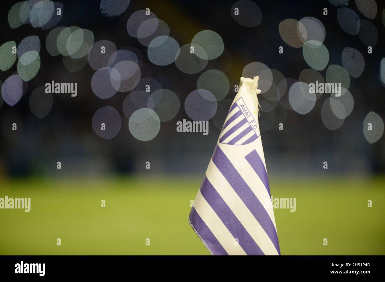 Florianópolis (SC), 05/11/2021 - Futebol / Campeonato Brasileiro - Torcedores do Avaí ligam as laternas em homenagem a cantora Marília Mendonça duran Stockfoto