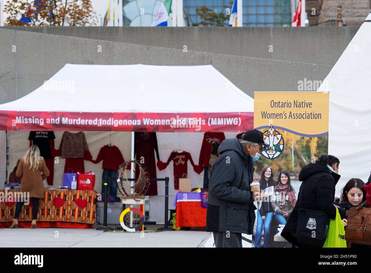 Vermisste und ermordete indigene Frauen und Mädchen (MMIWG) Booth und Ontario Womne's Association auf der Indigenous Legacy Gathering, in Toronto, Kanada Stockfoto