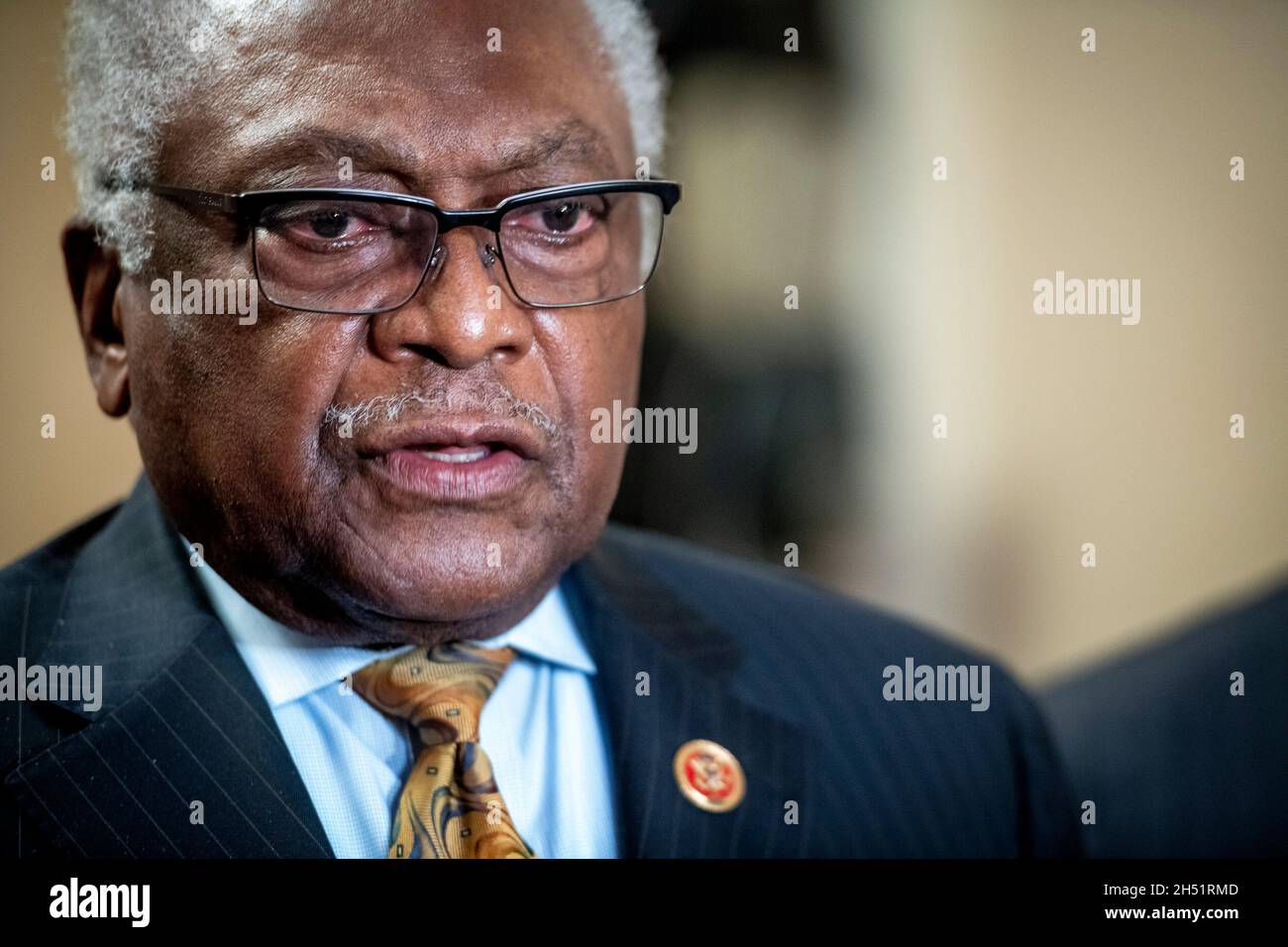 James Clyburn (Demokrat von South Carolina), der Mehrheitsfracht des Repräsentantenhauses der Vereinigten Staaten, gibt Reportern eine Stellungnahme ab, während das Repräsentantenhaus am Donnerstag, den 4. November 2021, im US-Kapitol in Washington, DC, über die Gesetzesvorlagen für eine bessere und überparteiliche Infrastruktur abstimmen wird. Kredit: Rod Lampey/CNP Stockfoto