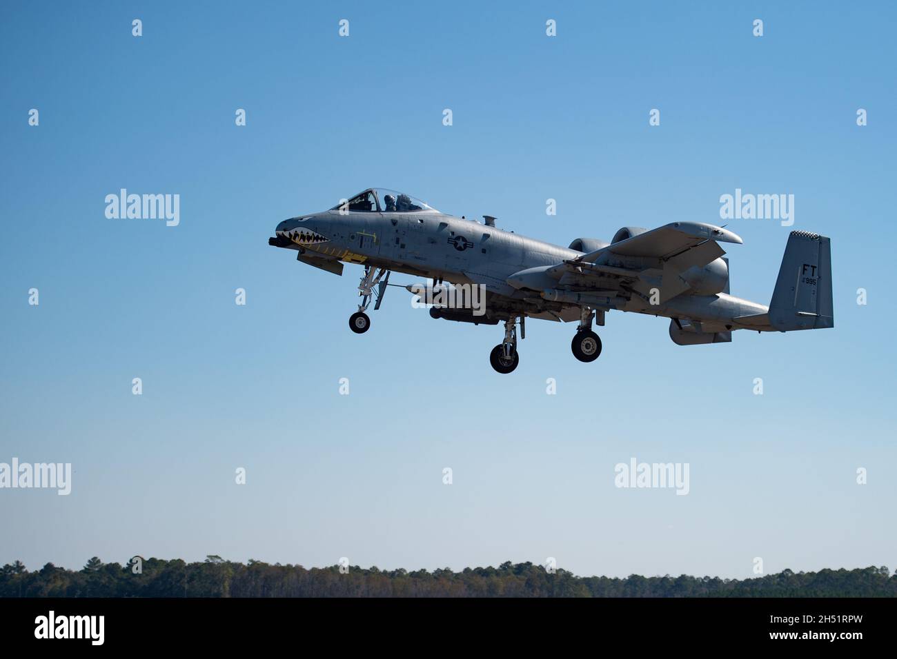 Taylor Bye, US Air Force Capt. Taylor Bye, 75. Chef der Normung und Evaluierung von Fighter Squadron, landet A-10C Thunderbolt II Tail-995 auf der Moody Air Force Base, Georgia, 3. November 2021. Bye landete erfolgreich ihren ersten Flug im Flugzeug seit den Restaurationen nach einer Crash-Landung, die vor fast 2 Jahren stattfand. (USA Luftwaffe Foto von Airman 1st Class Briana Beavers) Stockfoto