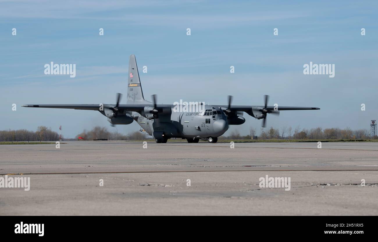 Eine C-130 Hercules vom 133. Airlift Wing fährt nach der Landung auf der Grand Forks Air Force Base, North Dakota, am 16. Oktober 2021, auf der Start- und Landebahn ein Taxi. Die C-130 wurde für das Training mit dem 319th Logistics Readiness Squadron eingesetzt, das die RQ-4 Global Hawk Mission des 319th Reconnaissance Wings unterstützt. (USA Luftwaffe Foto von Senior Airman Dakota C. Legrand) Stockfoto