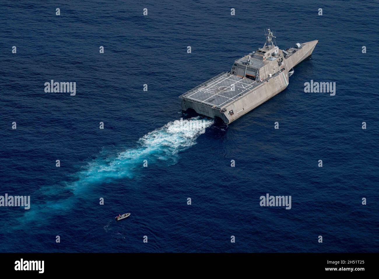 211101-N-FA490-1333 SÜDCHINESISCHES MEER (NOV 1, 2021) das Litoral Combat Ship USS Jackson (LCS 6) und das starr geschälte Schlauchboot (RIB) durchfahren das Südchinesische Meer während einer Such- und Rettungsübung (SAREX). Jackson, Teil von Destroyer Squadron Seven, ist im Einsatzgebiet der 7. US-Flotte im Rotationseinsatz, um die Interoperabilität mit Partnern zu verbessern und als einsatzbereite Kraft zur Unterstützung einer freien und offenen Region im Indo-Pazifik-Raum zu fungieren. (USA Navy Foto von Mass Communication Specialist 3rd Class Andrew Langholf/veröffentlicht) Stockfoto