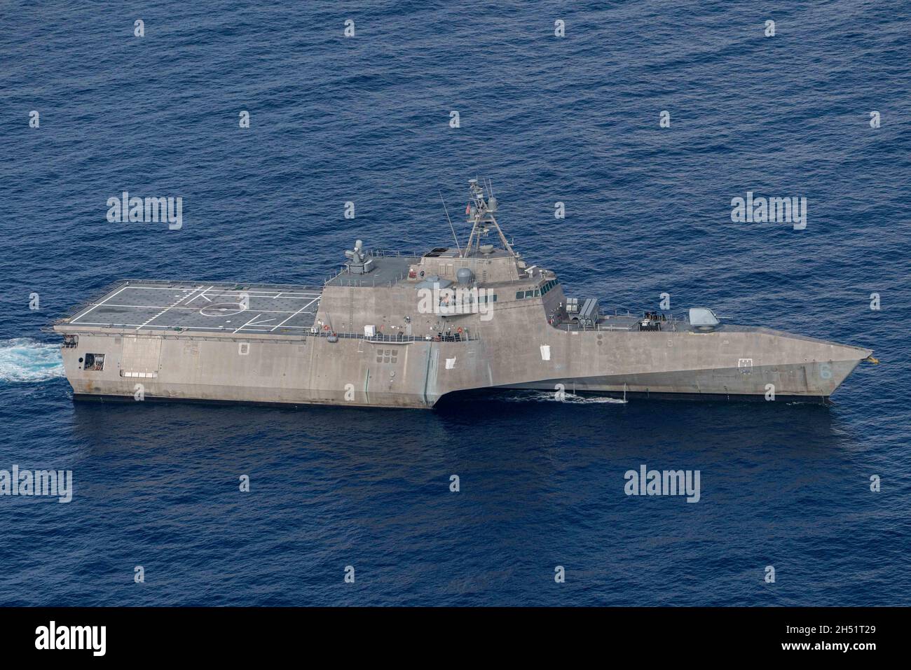 211101-N-FA490-1283 SÜDCHINESISCHES MEER (NOV 1, 2021) das Litoral Combat Ship USS Jackson (LCS 6) mit Independence-Variant durchsetzt das Südchinesische Meer während einer Such- und Rettungsübung (SAREX). Jackson, Teil von Destroyer Squadron Seven, ist im Einsatzgebiet der 7. US-Flotte im Rotationseinsatz, um die Interoperabilität mit Partnern zu verbessern und als einsatzbereite Kraft zur Unterstützung einer freien und offenen Region im Indo-Pazifik-Raum zu fungieren. (USA Navy Foto von Mass Communication Specialist 3rd Class Andrew Langholf/veröffentlicht) Stockfoto