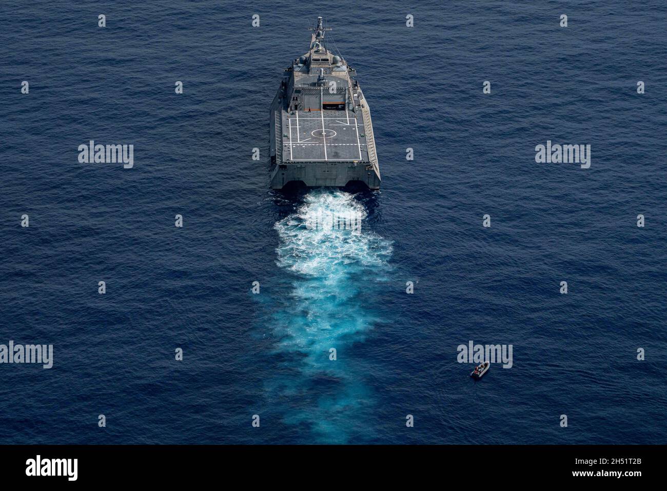 211101-N-FA490-1337 SÜDCHINESISCHES MEER (NOV 1, 2021) das Litoral Combat Ship USS Jackson (LCS 6) und das starr geschälte Schlauchboot (RIB) durchfahren das Südchinesische Meer während einer Such- und Rettungsübung (SAREX). Jackson, Teil von Destroyer Squadron Seven, ist im Einsatzgebiet der 7. US-Flotte im Rotationseinsatz, um die Interoperabilität mit Partnern zu verbessern und als einsatzbereite Kraft zur Unterstützung einer freien und offenen Region im Indo-Pazifik-Raum zu fungieren. (USA Navy Foto von Mass Communication Specialist 3rd Class Andrew Langholf/veröffentlicht) Stockfoto