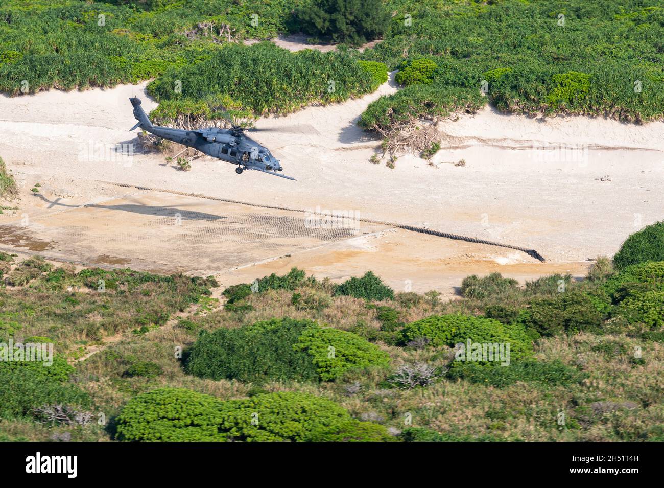 Ein 33. Rettungsgeschwader HH-60G Pave Hawk Hubschrauber hebt zur Unterstützung der Remote Island Disaster Exercise 2021 von Ukibaru Island, Japan, 2. November 2021 ab. Die primäre Mission des Hubschraubers HH-60G Pave Hawk besteht darin, Tag- oder Nachteinsätze zur Bergung von Personal in feindlichen Umgebungen durchzuführen, um isoliertes Personal zu erholen. (USA Luftwaffe Foto von Airman 1st Class Stephen Pulter) Stockfoto