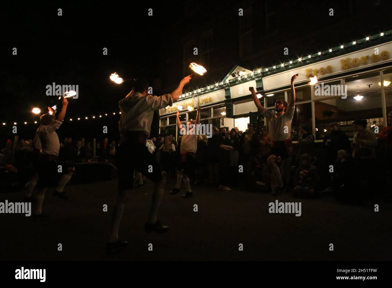 Newcastle upon Tyne, Großbritannien, 5.. November 2021, Kingsman Fire Dance, eine traditionelle Volksfeier am Guy Fawkes Night im Cumberland Arms Pub, Credit: DEW/AlamyLive Stockfoto