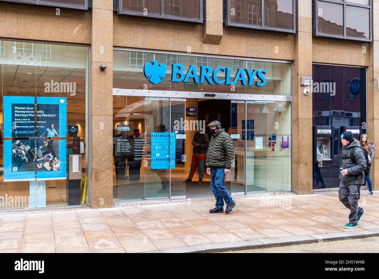 Außenansicht der Barclays Bank in High Street, Coventry, West Midlands, Großbritannien. Stockfoto