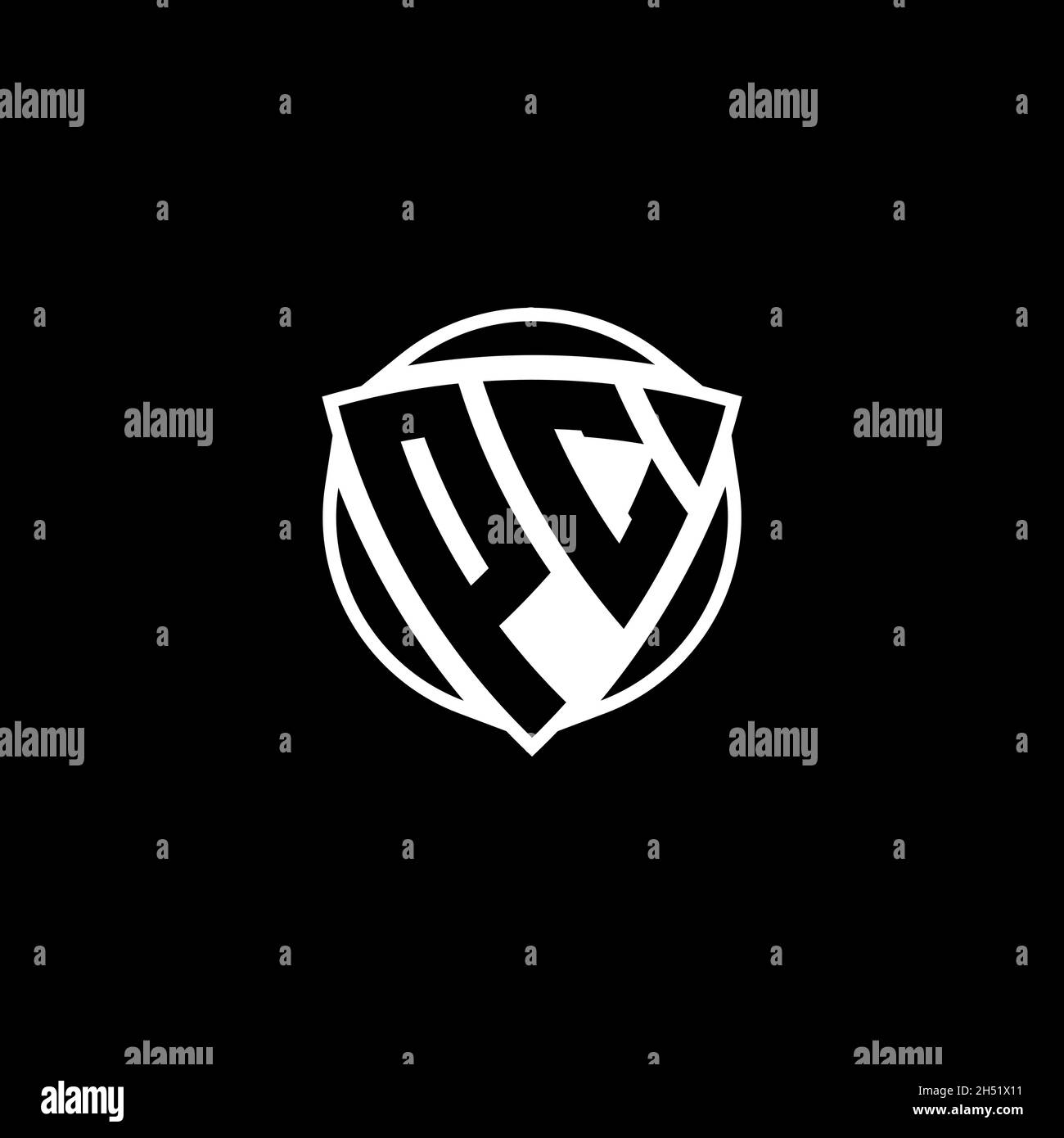 PC Monogram Logo Brief mit Dreieck Schild Form Design isoliert auf weißem Hintergrund. Radioaktives Logo, Dreieck radioaktiv und Schildform Stock Vektor