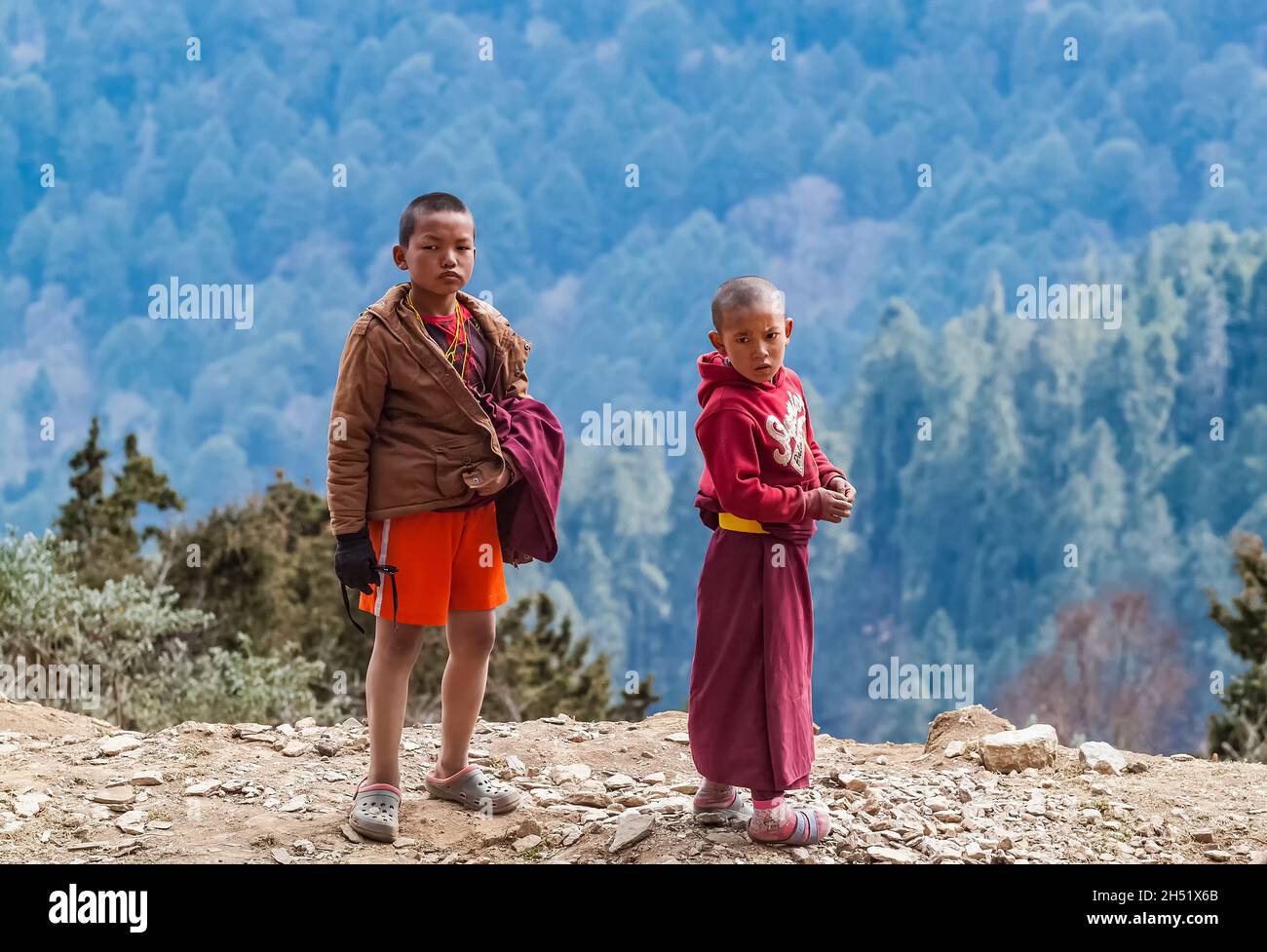 Thimphu/ Bhutan - 28. Februar 2016: Kleine Jungen Buddhistische Mönche in ihren traditionellen roten Kleidern im Kloster Phadjoding hoch im Himalaya Moun Stockfoto