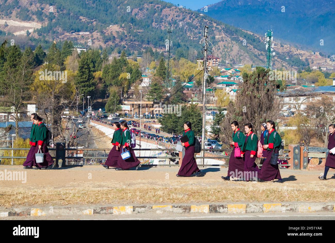 Thimphu, Bhutan - 29. Februar 2016: Junge Mädchen aus Bhutan tragen in Uniform ein traditionelles Frauenkleid namens kira, wonju (langärmelige Bluse) und eine kurze jacke Stockfoto