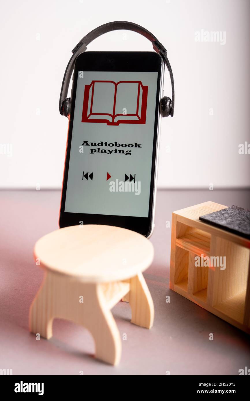 Helsinki / Finnland - 5. NOVEMBER 2021: Studioaufnahme eines modernen Smartphones mit Kopfhörern und Hörmedien. Stockfoto