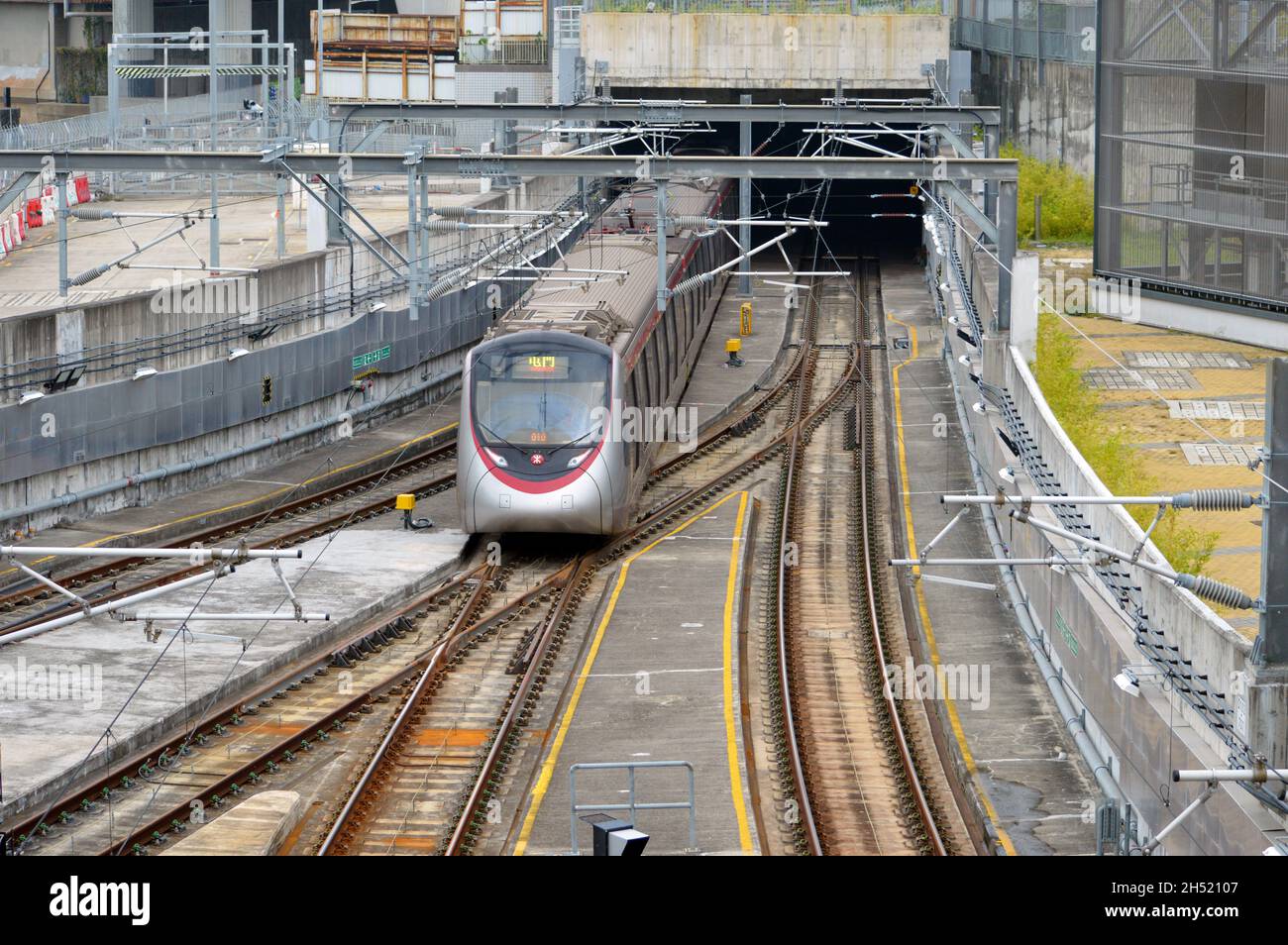 Ein Tuen Ma Line CRRC Changchun EMU (C-Train), der das Tunnelportal südlich der Hung Hom Station, Kowloon, Hongkong, erreicht Stockfoto