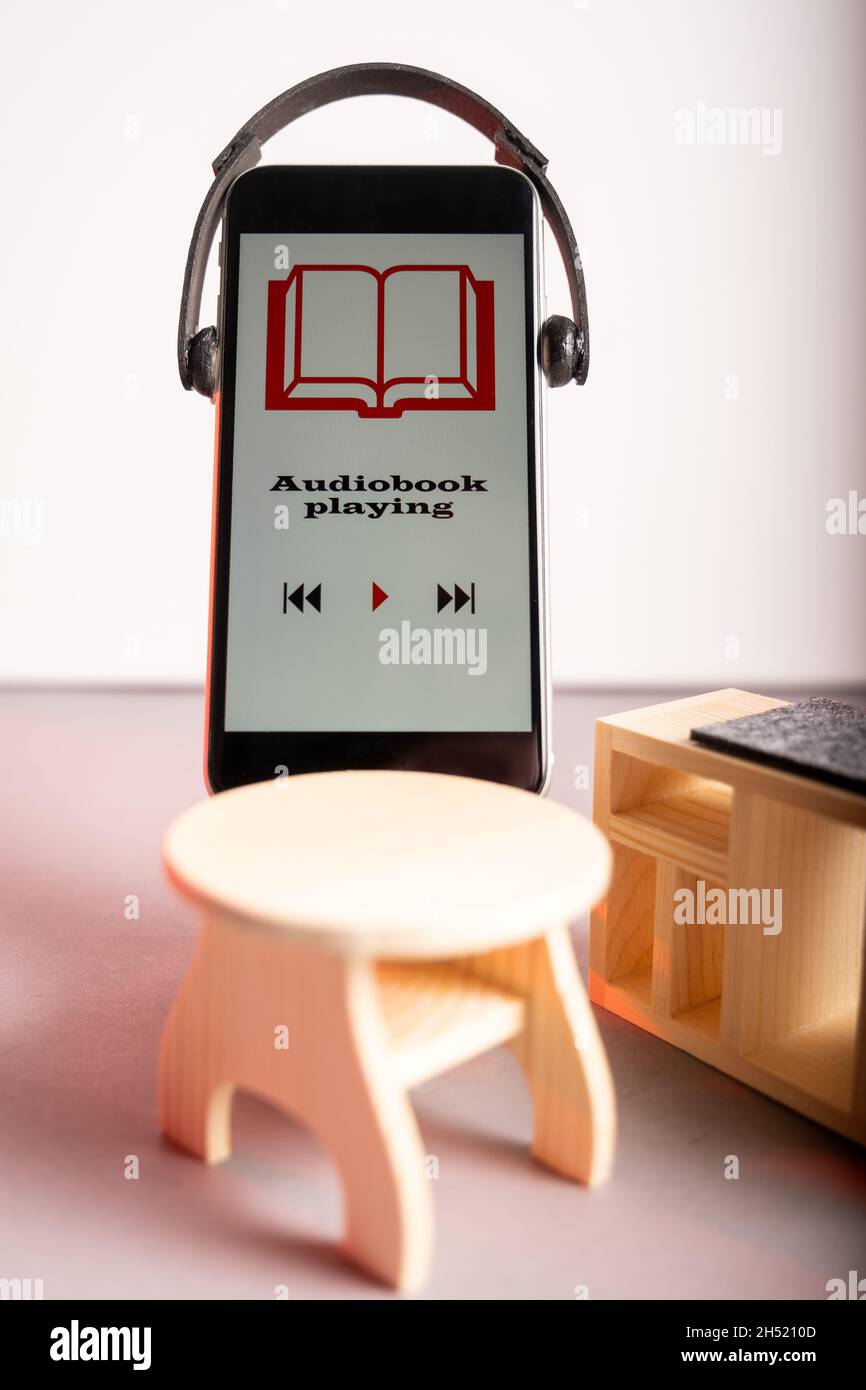Helsinki / Finnland - 5. NOVEMBER 2021: Studioaufnahme eines modernen Smartphones mit Kopfhörern und Hörmedien. Stockfoto