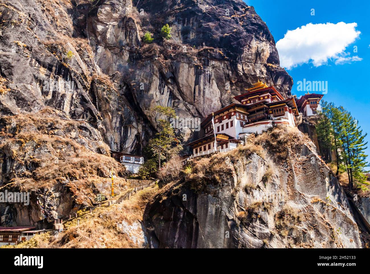 Taktshang Goemba, Taktsang Palphug Kloster oder Tiger's Nest Kloster, das berühmteste Kloster in Bhutan, in einer Bergklippe im Paro Tal. Anzeigen Stockfoto