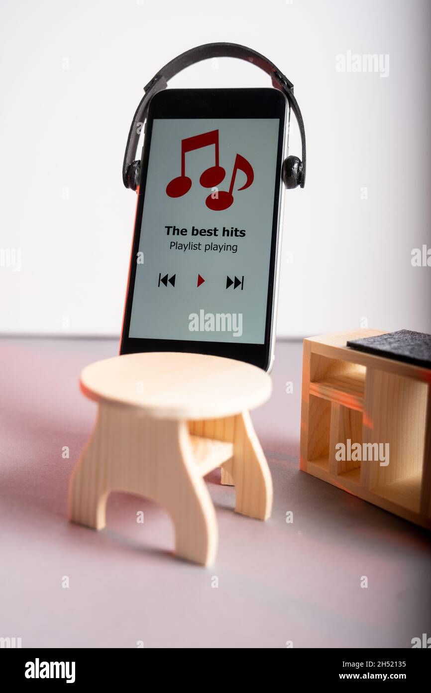 Helsinki / Finnland - 5. NOVEMBER 2021: Studioaufnahme eines modernen Smartphones mit Kopfhörern und Hörmedien. Stockfoto