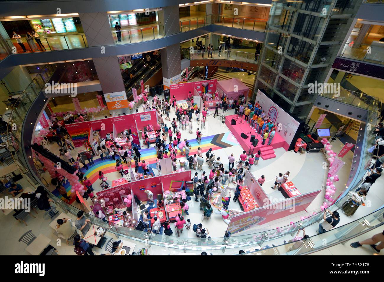 Blick auf die Veranstaltungen von Pink Dot Hong Kong 2021 im Atrium des KITEC (九龍灣國際展貿中心) in Kowloon Bay, Hongkong Stockfoto