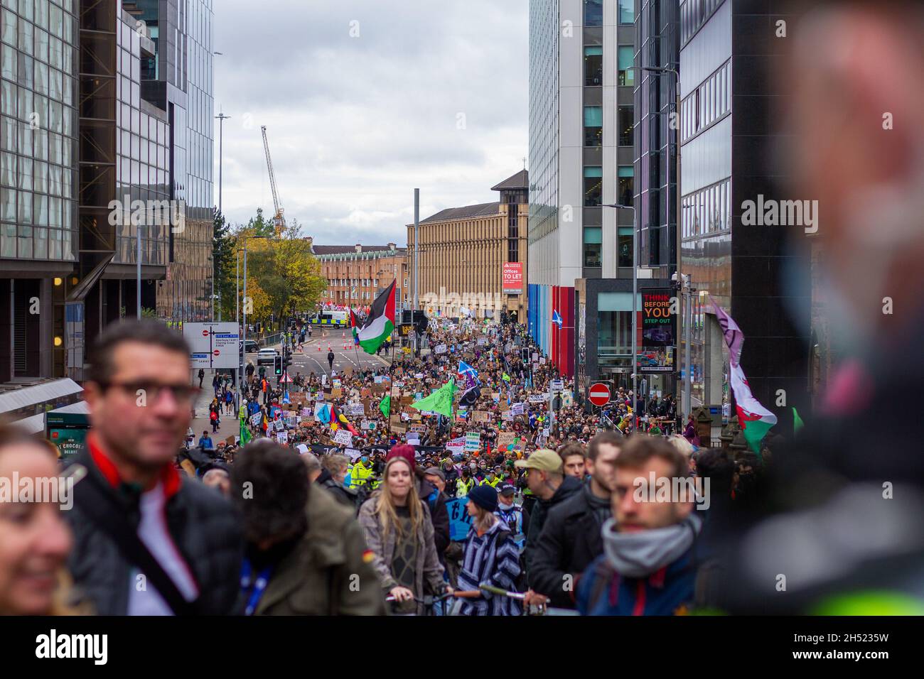 Glasgow, Großbritannien. November 2021. Die Menschenmenge, die die St. Vincent Street erreicht. Am 6. Tag der UN-Klimakonferenz (26. Parteienkonferenz (COP26)) marschieren freitags für das zukünftige Schottland und andere Klimaaktivisten-Gruppen durch die Straßen des Stadtzentrums von Glasgow, um eine Kundgebung auf dem George Square abzuhalten. Kredit: SOPA Images Limited/Alamy Live Nachrichten Stockfoto