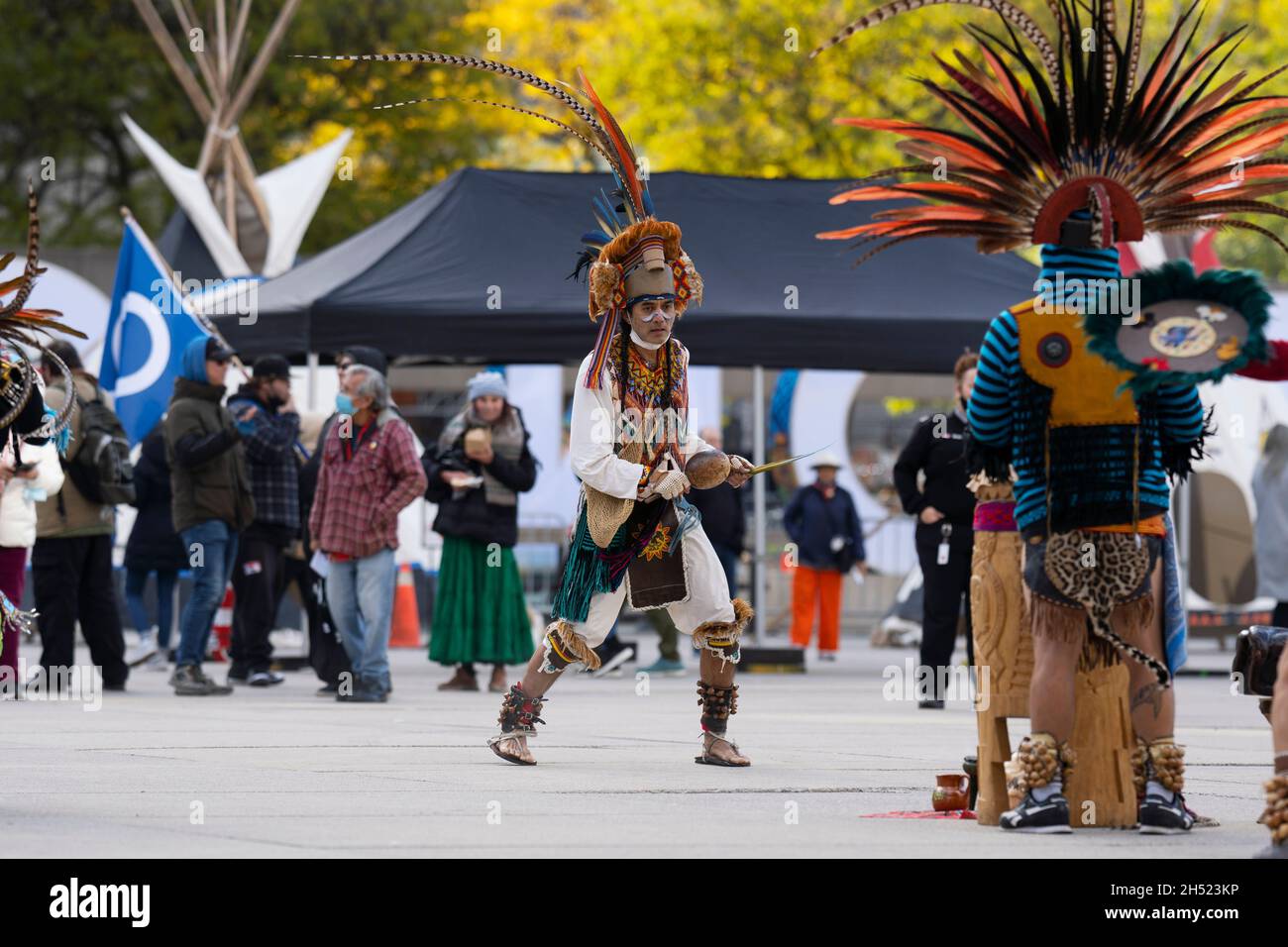 Indigene aztekische Tänzer beim Indigenous Legacy Gathering am 4. November 2021 in Toronto, Nathan Phillips Square, Kanada Stockfoto