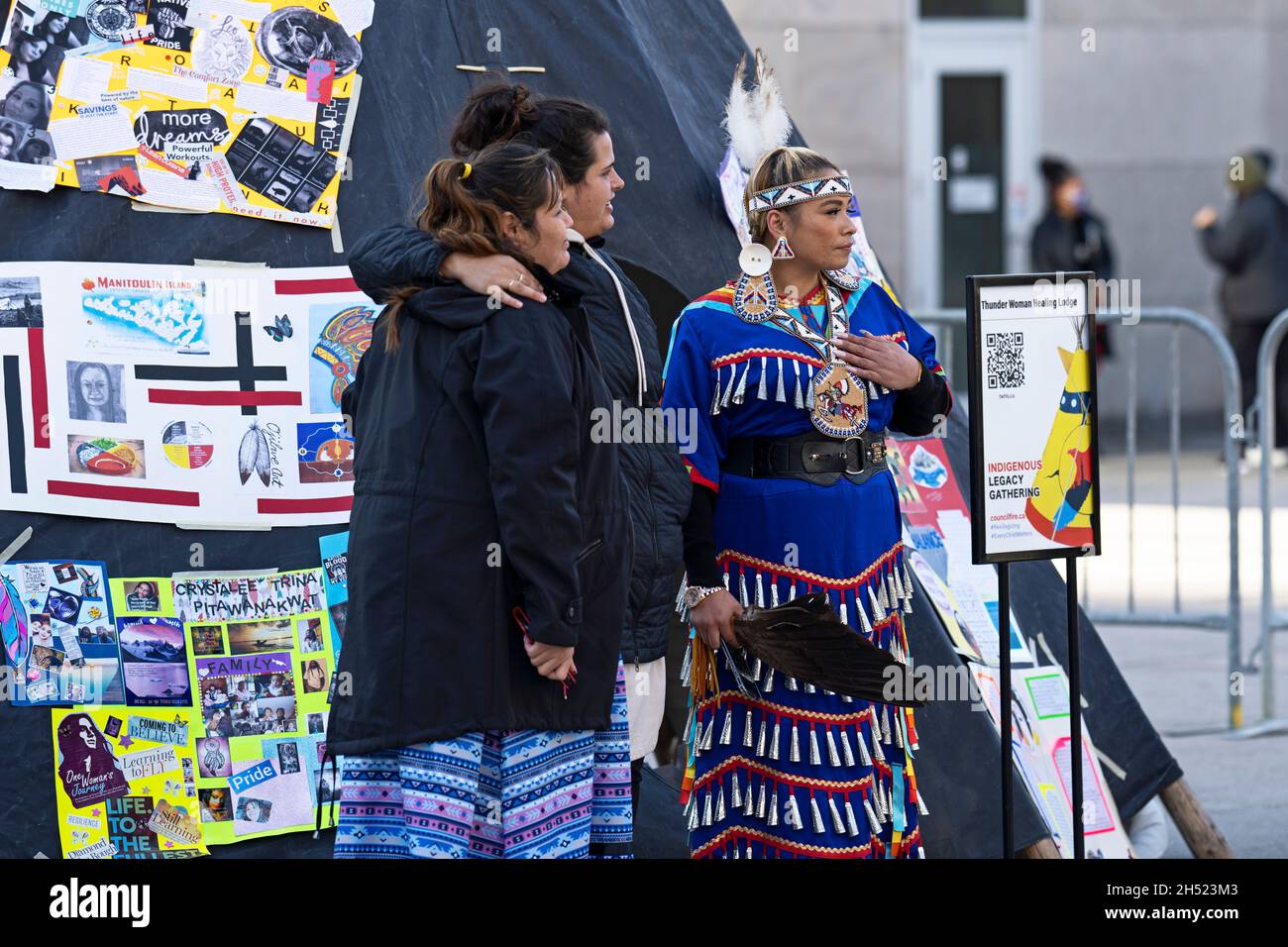 Frauen stehen vor dem Donner Woman Healing LodgeTeepee beim Indigenous Legacy Gathering, am 4. November 2021 in Toronto, Kanada Stockfoto
