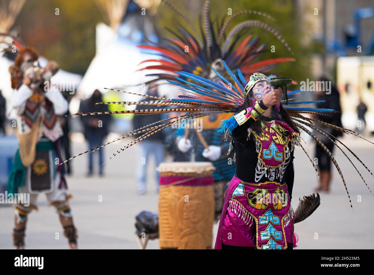 Indigene aztekische Tänzer beim Indigenous Legacy Gathering am 4. November 2021 in Toronto, Nathan Phillips Square, Kanada Stockfoto