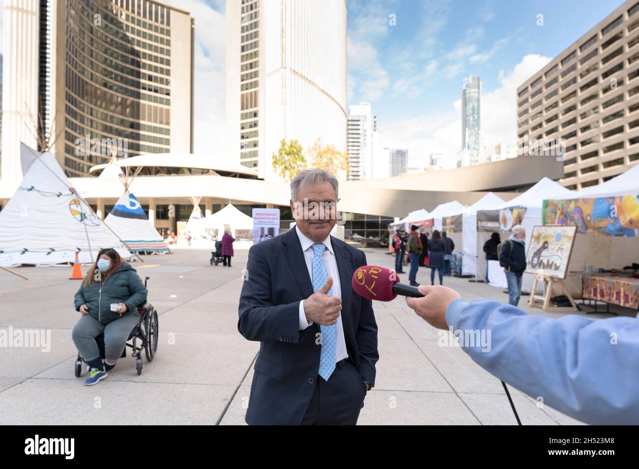 Der Stadtrat von Toronto, Anthony Perruzza, nimmt am 4. November 2021 an der Versammlung des indigenen Vermächtnisses in Toronto, Nathan Phillips Square, Kanada, Teil Stockfoto