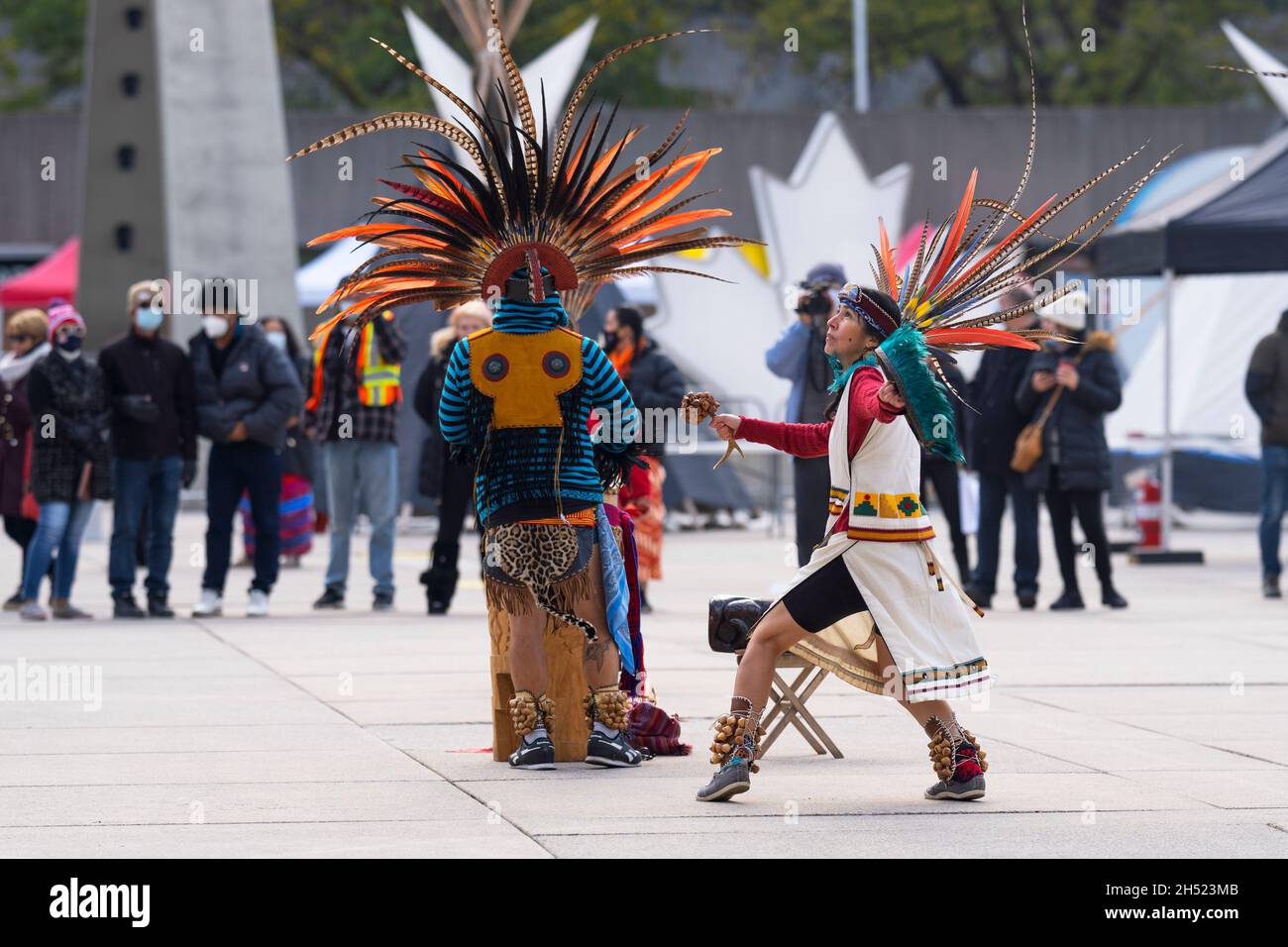 Indigene aztekische Tänzer beim Indigenous Legacy Gathering am 4. November 2021 in Toronto, Nathan Phillips Square, Kanada Stockfoto