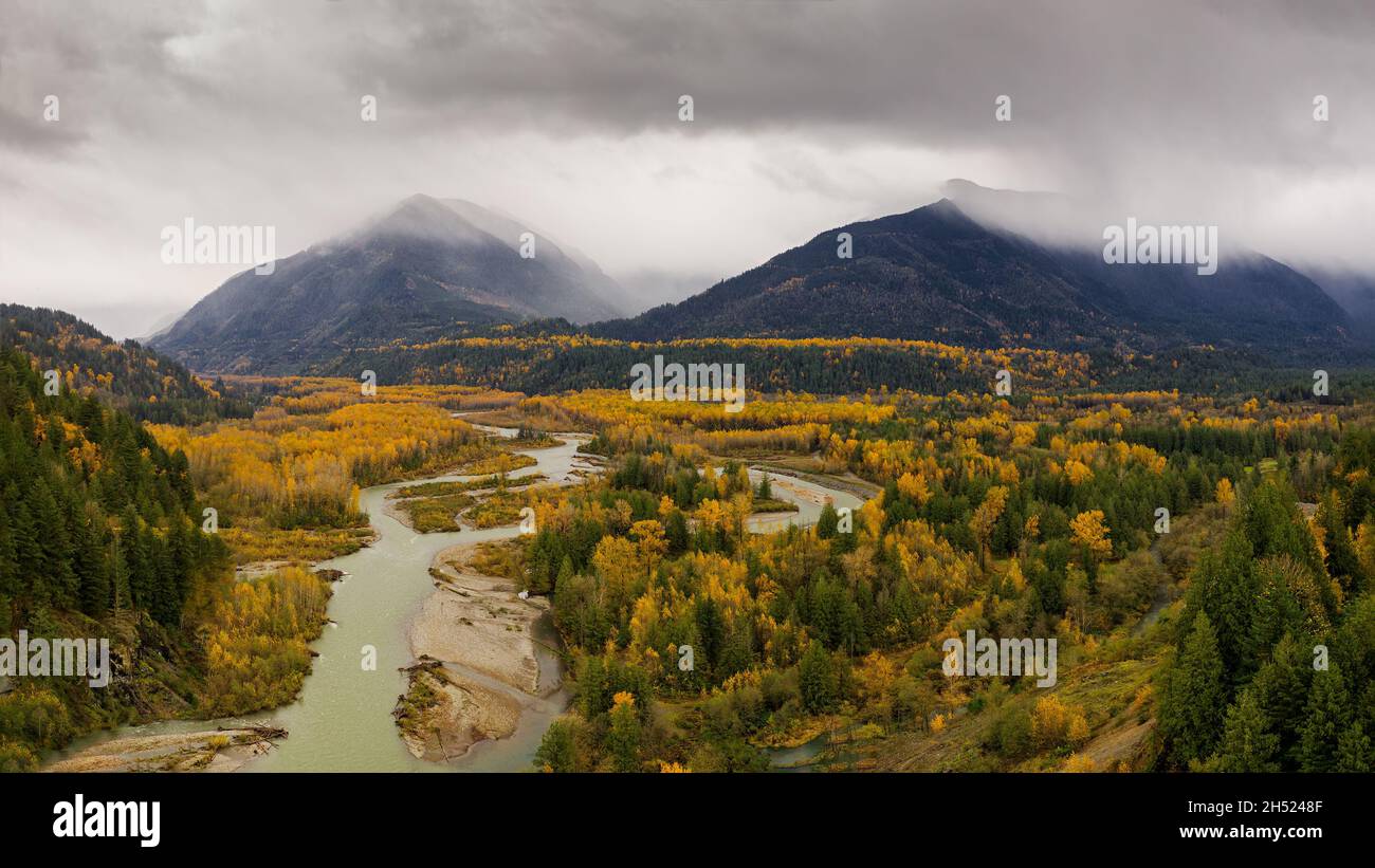 Der Chilliwack River wird am Vedder Crossing mit dem Sweltzer River verbunden, und sein Name ändert sich in den Vedder River Stockfoto