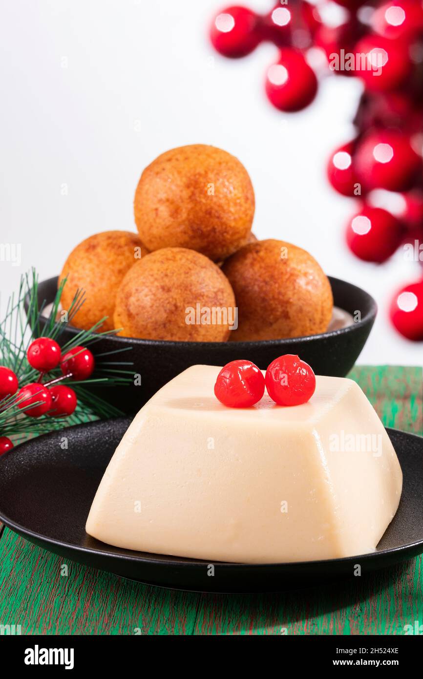 buñuelos und Natilla, köstliche kolumbianische Kombination Stockfoto