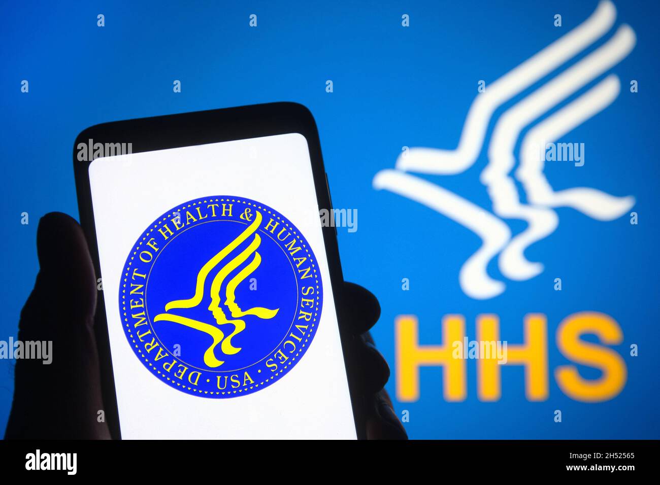 Ukraine. November 2021. In dieser Abbildung ist das Siegel des US-Gesundheitsministeriums (HHS) auf einem Smartphone in einer Hand und im Hintergrund zu sehen. Kredit: SOPA Images Limited/Alamy Live Nachrichten Stockfoto