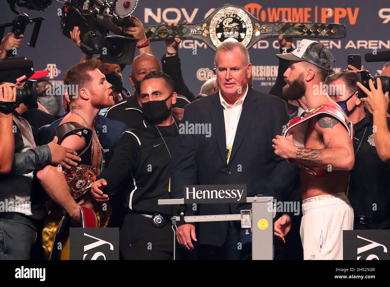 Las Vegas, Nevada, USA. November 2021. LAS VEGAS, NV – 6. NOVEMBER: (L-R) die Kämpfer von Canelo Alvarez und Caleb Plant treten während der offiziellen Wägung in der MGM Grand Garden Arena am 6. November 2021 in Las Vegas, Nevada, gegeneinander an.die Kämpfer werden sich am 7. November in Las Vegas in einem WBA/WBC/WBO Super-midlewight-Titelkampf mit 168 Pfund treffen. (Bild: © Alejandro Salazar/PX Imagens via ZUMA Press Wire) Bild: ZUMA Press, Inc./Alamy Live News Stockfoto
