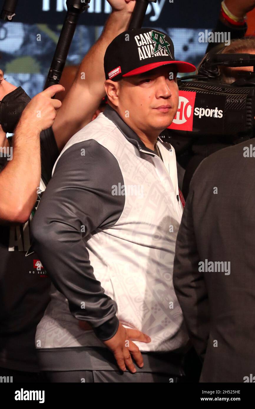 Las Vegas, Nevada, USA. November 2021. LAS VEGAS, NV - 6. NOVEMBER: Canelos Trainer Eddy Reynoso während der offiziellen Einwaage von Canelo Alvarez und Caleb Plant in der MGM Grand Garden Arena am 6. November 2021 in Las Vegas, Nevada, treffen sich die Kämpfer am 168. November in einem WBA/WBC/WBO super-middlewight 7-Pfund-Titelkampf in Las Vegas. (Bild: © Alejandro Salazar/PX Imagens via ZUMA Press Wire) Bild: ZUMA Press, Inc./Alamy Live News Stockfoto