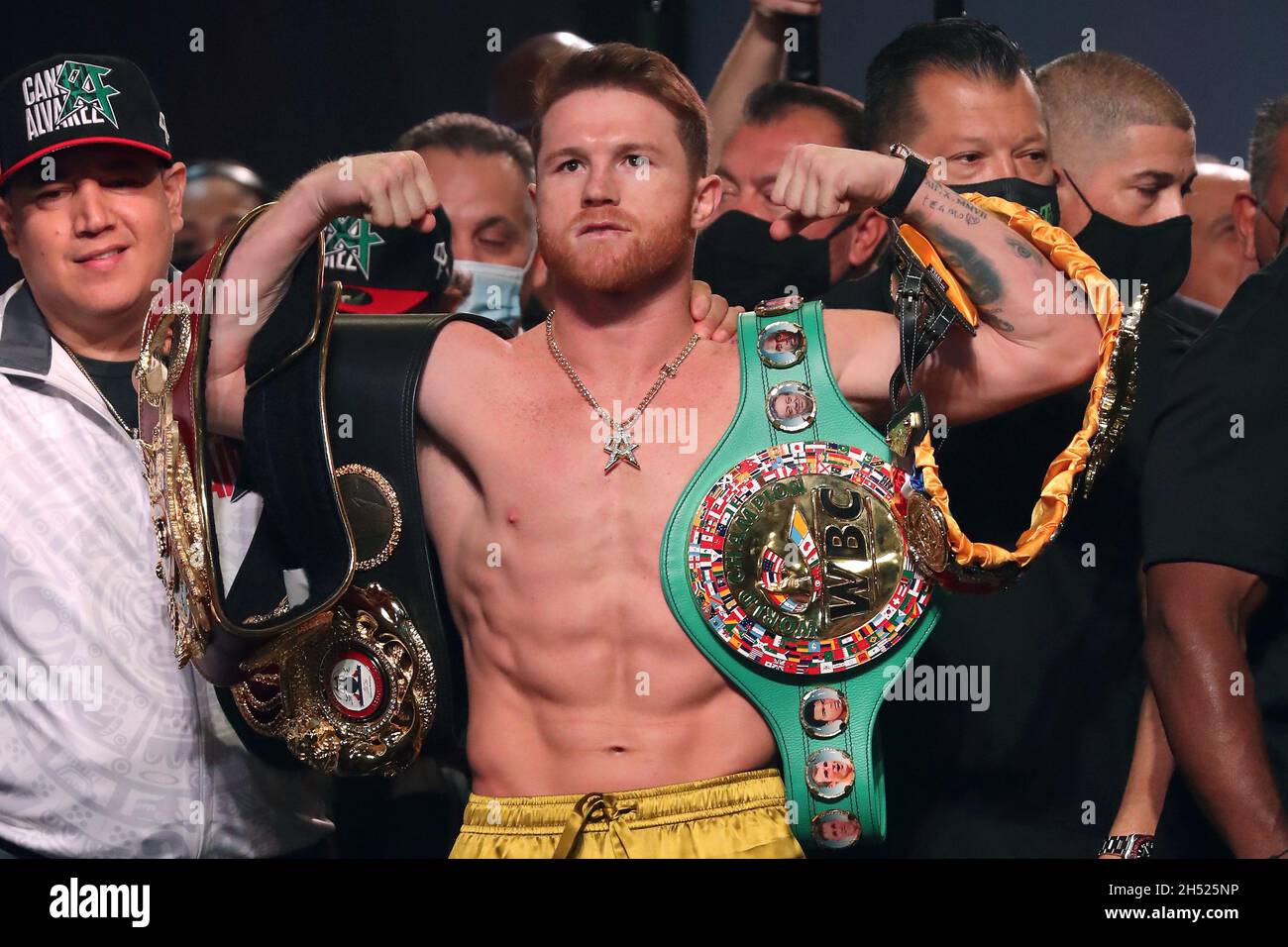 Las Vegas, Nevada, USA. November 2021. LAS VEGAS, NV – 6. NOVEMBER: Boxer Canelo Alvarez posiert auf der Waage während der offiziellen Wägung für seinen Kampf gegen Caleb Plant in der MGM Grand Garden Arena am 6. November 2021 in Las Vegas, Nevada.die Kämpfer werden sich am 7. November in Las Vegas in einem WBA/WBC/WBO super-midlewight 168-Pfund-Titelkampf treffen. (Bild: © Alejandro Salazar/PX Imagens via ZUMA Press Wire) Bild: ZUMA Press, Inc./Alamy Live News Stockfoto