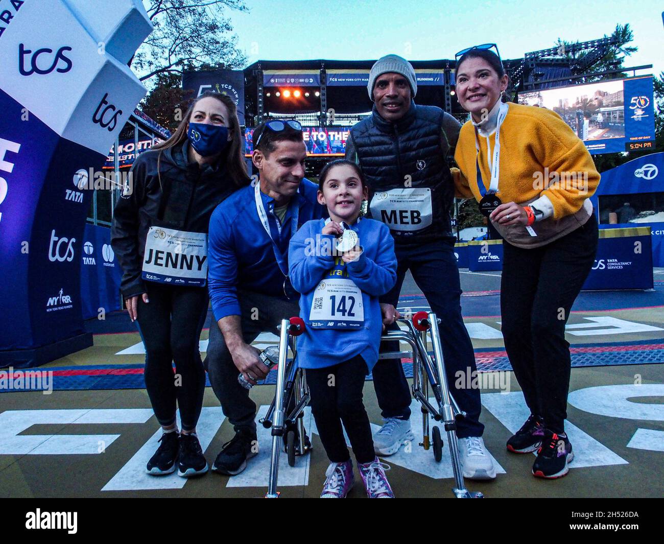 New York, USA. November 2021. Die 50. NYC-Marathon-Zeremonie startete im Central Park in Manhattan zum Gedenken an das weltweit anerkannteste Marathonrennen. Nach einem Jahr Ausstieg aufgrund von COVID kamen Organisatoren und Rennfahrer zusammen, um an das historische und ikonische Rennen zu erinnern. Quelle: Bianca Otero/ZUMA Wire/Alamy Live News Stockfoto