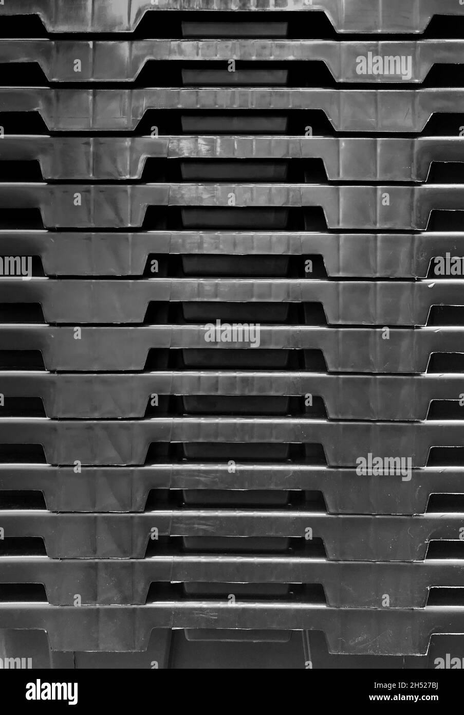 Die Seiten der Kunststoffkisten sind übereinander gestapelt. Stockfoto