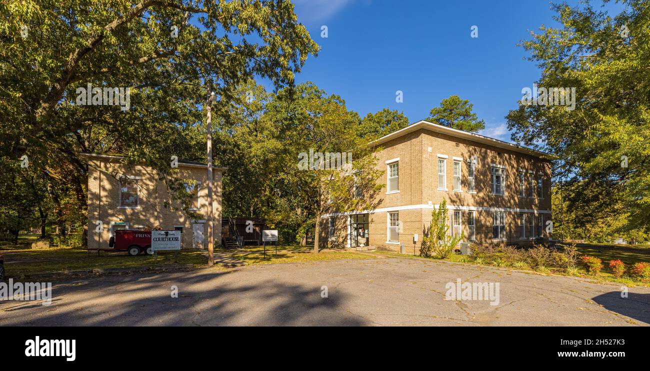 De Valls Bluff, Arkansas, USA - 18. Oktober 2021: Das historische Bezirksgericht von The Historic Apprie County und das Sheriff Dept House Stockfoto
