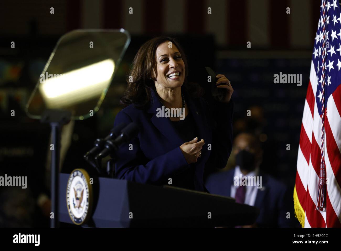 Greenbelt, USA. November 2021. US-Vizepräsidentin Kamala Harris spricht am Freitag, den 5. November 2021, beim Goddard Space Flight Center der National Aeronautics and Space Administration (NASA) in Greenbelt, Maryland. Harris kündigte an, dass die Eröffnungssitzung des National Space Council der Biden-Regierung am 1. Dezember stattfinden wird. Foto von Ting Shen/UPI Credit: UPI/Alamy Live News Stockfoto