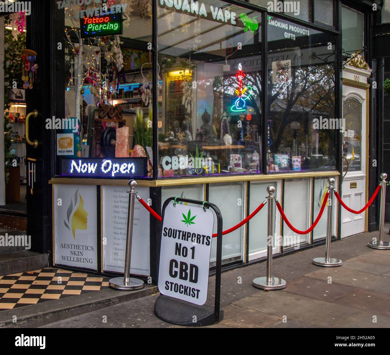 CBD Medical Cannibis Oil, Cannabliss CBD oils Cannabidiol Dispensary Werbebanner in Southport. Kommerzielle Verkäufe von Cannabidiol Marihuana, thc, Cannabis, Medizin, Medizin, Droge, natürlich, Topf, ganja, heilen, Legal, bundesweit, grün, Hanf, Pflanze, Unkraut, Blätter, Produkte Öl auf Brettern außerhalb des Stadtzentrums Vapeing Produkte zu speichern. Stockfoto