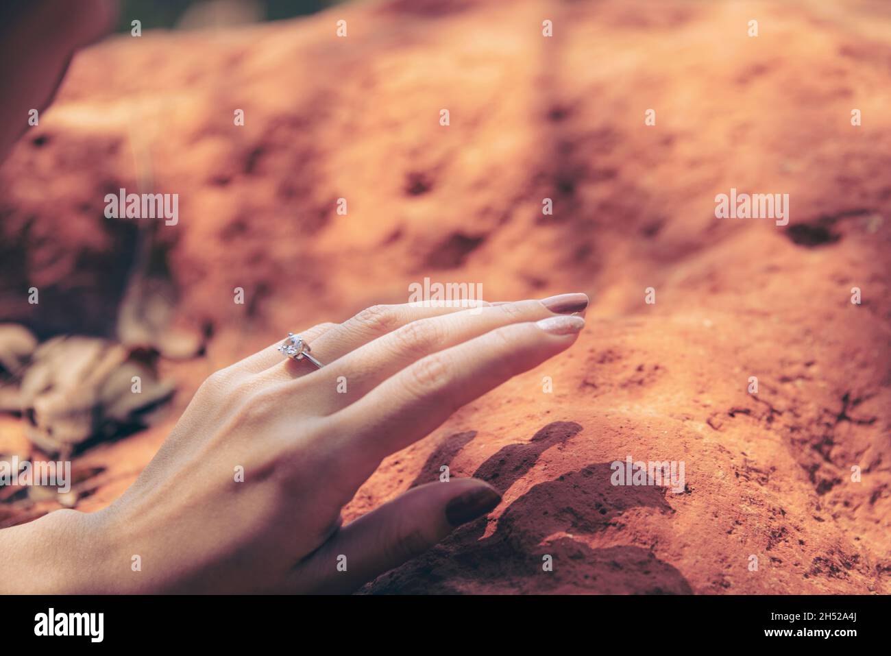 Nahaufnahme des eleganten Diamantrings auf unscharfem Hintergrund. Luxus Diamanten Schmuck Accessoire. „I Love You Darling“-Konzept. Im Selektiven Fokus Stockfoto