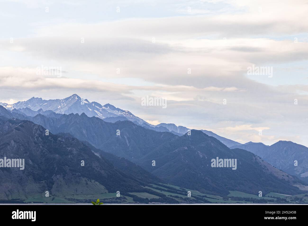 Schneebedeckte Berge am Ufer des Hawea-Sees. Neuseeland Stockfoto