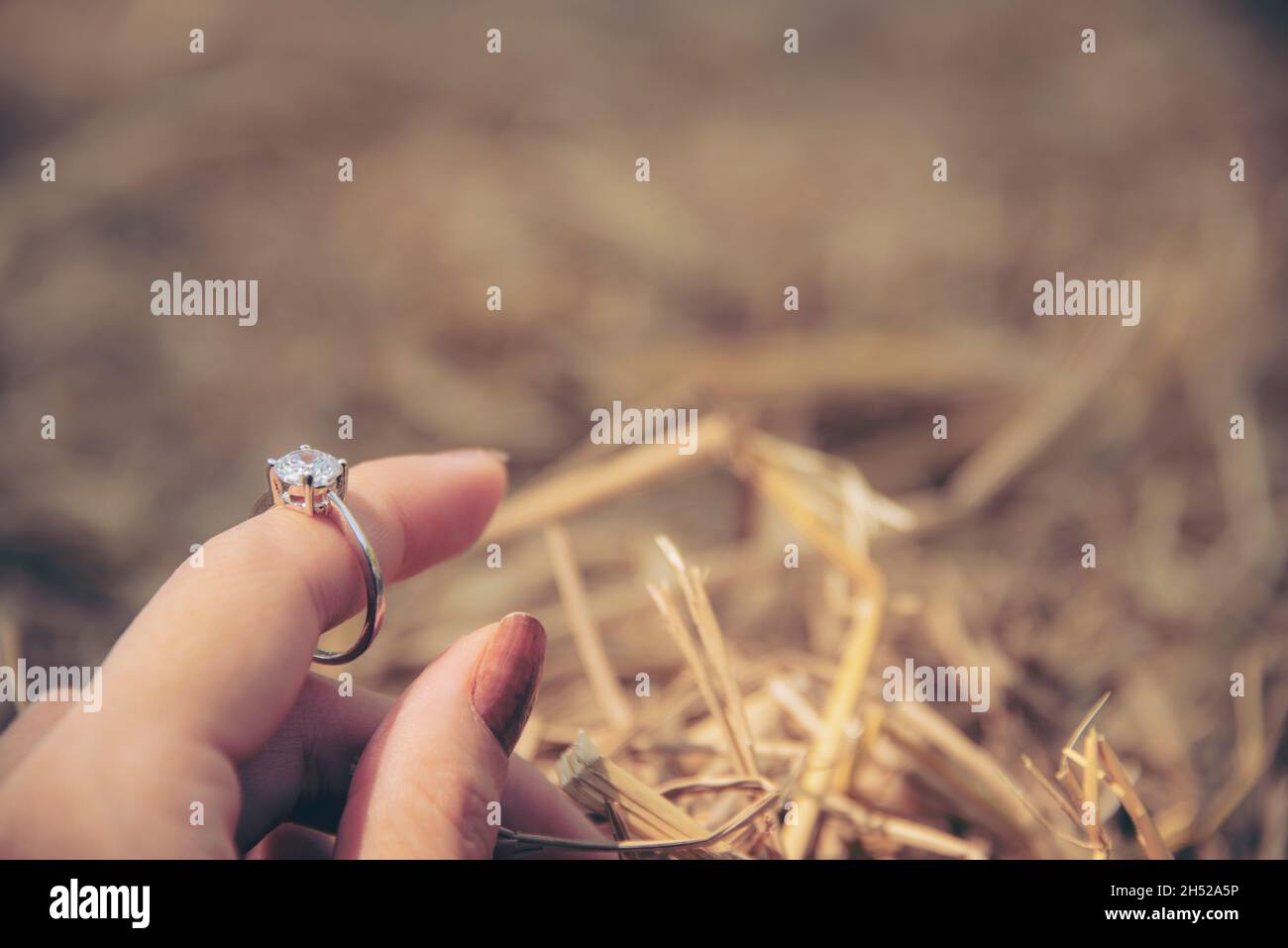 Nahaufnahme des eleganten Diamantrings auf unscharfem Hintergrund. Luxus Diamanten Schmuck Accessoire. „I Love You Darling“-Konzept. Im Selektiven Fokus Stockfoto