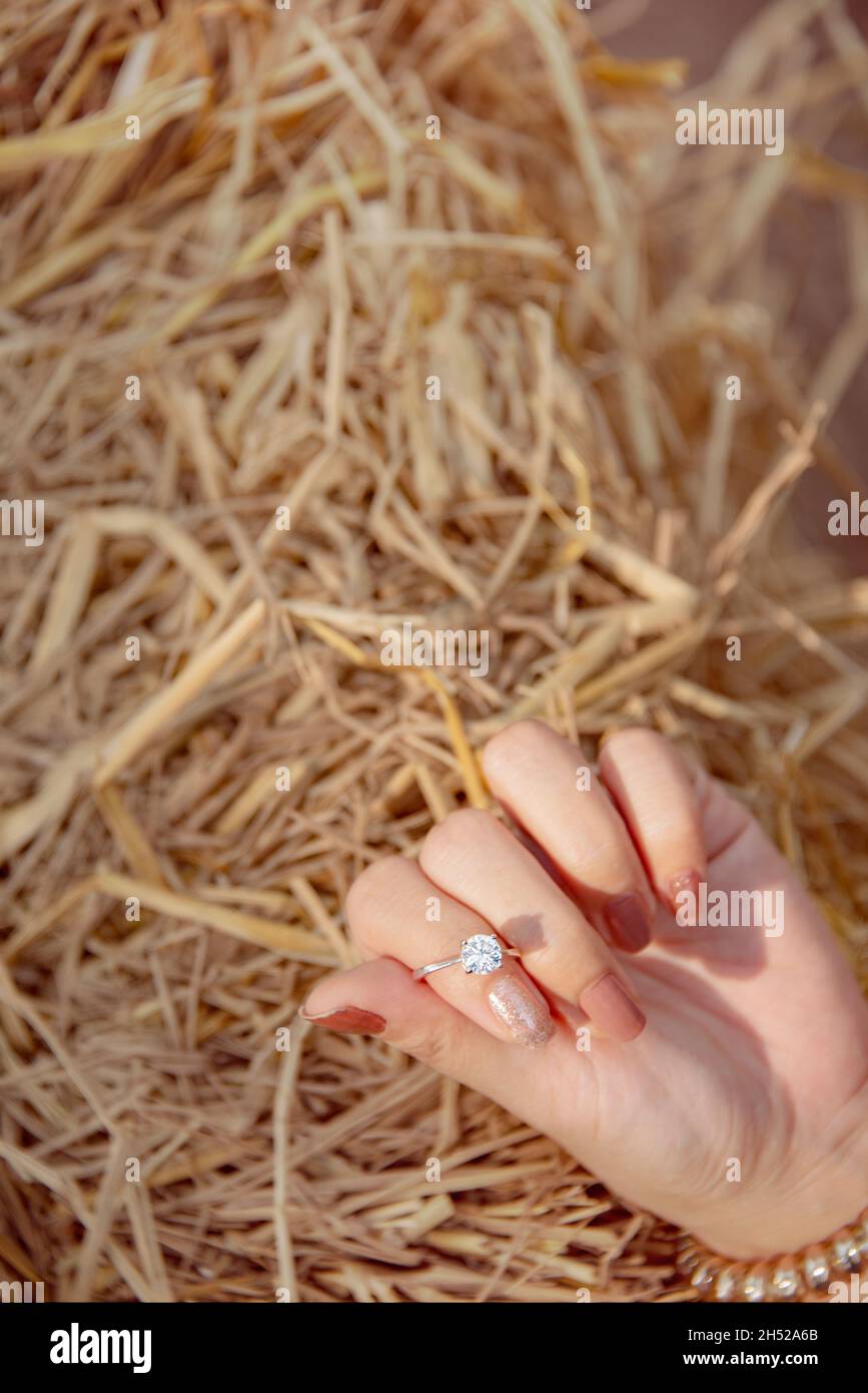 Nahaufnahme des eleganten Diamantrings auf unscharfem Hintergrund. Luxus Diamanten Schmuck Accessoire. „I Love You Darling“-Konzept. Im Selektiven Fokus Stockfoto