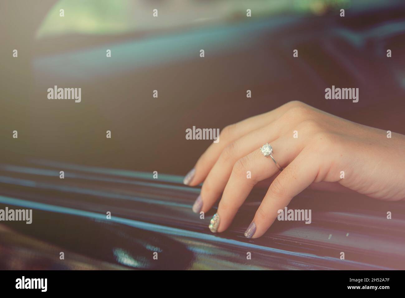 Nahaufnahme des eleganten Diamantrings auf unscharfem Hintergrund. Luxus Diamanten Schmuck Accessoire. „I Love You Darling“-Konzept. Im Selektiven Fokus Stockfoto