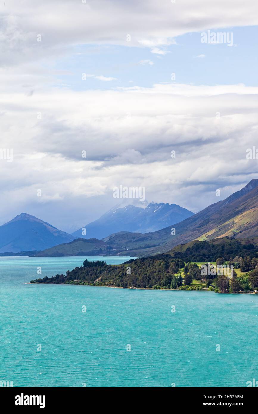 Pyramidenförmige Berge und schneebedeckte Gipfel am Ufer des Lake Wakatipu. Südinsel, Neuseeland Stockfoto